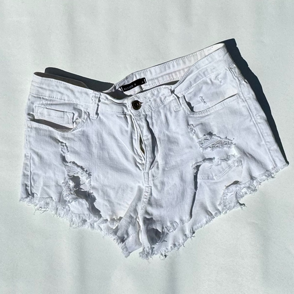 Distressed Daisy 🌼 Duke 🫅 Ripped 🩳 (^_−)−☆